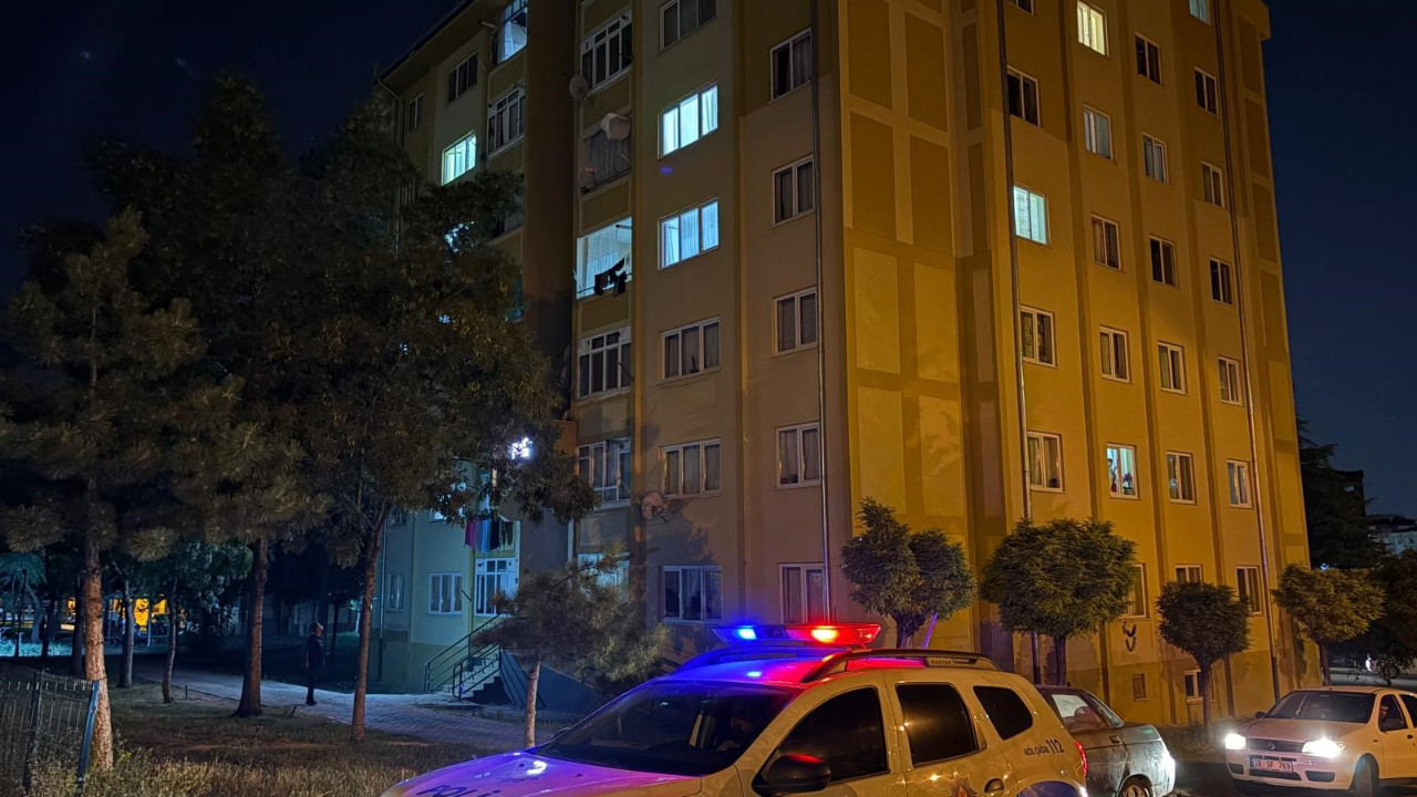 3. kattaki pencereden düşen 3,5 yaşındaki çocuk ağır yaralandı 3 kattaki pencereden dusen 35 yasindaki cocuk agir yaralandi DRtaPzIC
