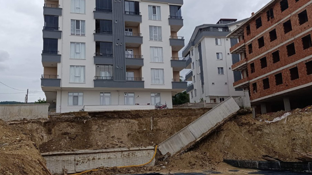 Sinop’ta korku dolu anlar: Apartmanın istinat duvarı yağış sonrası çöktü Haber gorseli