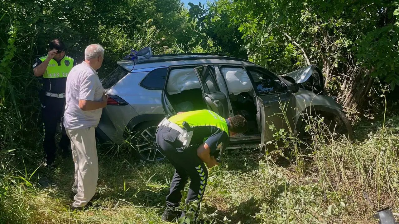 Lastiği patlayan cip şarampole düştü: 3 yaralı Img