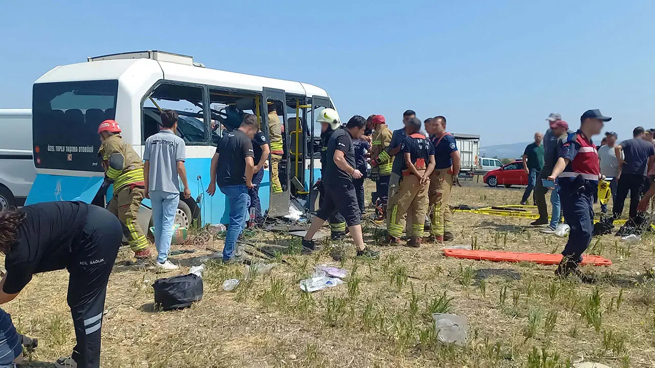 Manisa’da feci kaza: Ölü ve yaralılar var Manisada feci kaza olu ve yaralilar var 8OU7VdAd
